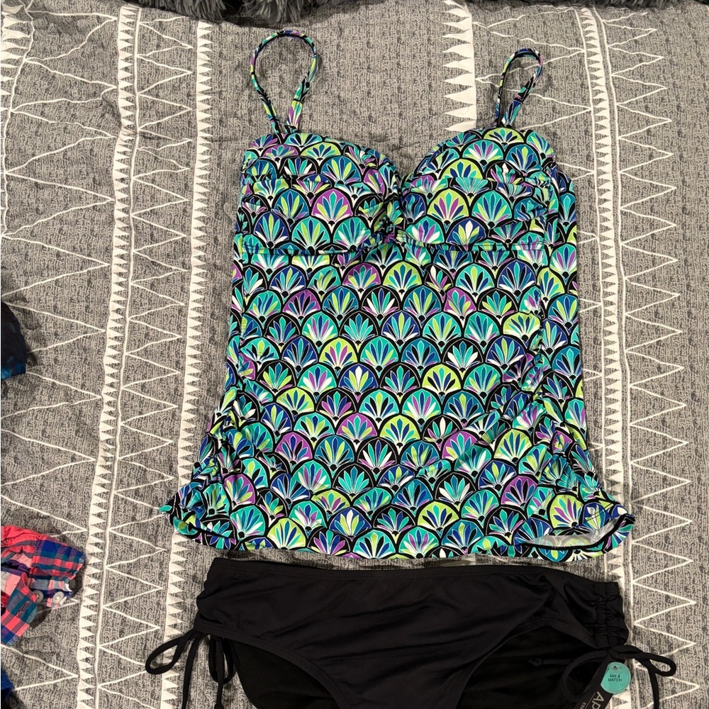 Women’s 2 Piece Tankini Swimsuit. Size Medium. Bottom is New With Tags